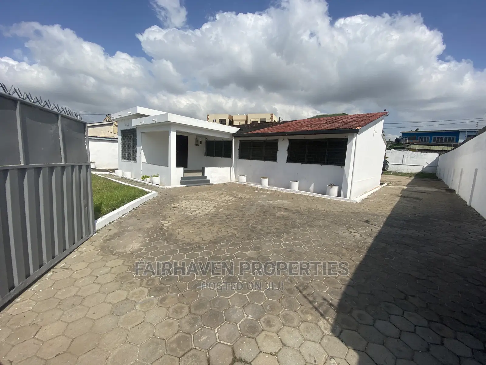 5bdrm House in Nyaniba Estate, Osu for rent in Osu