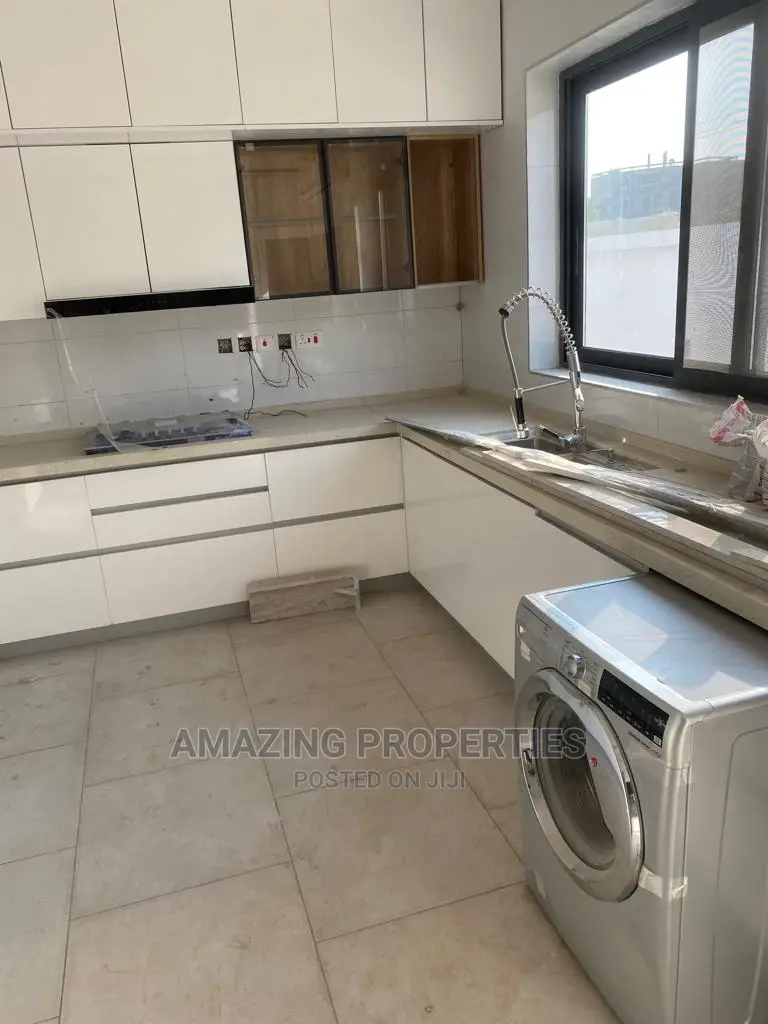5bdrm House in Airport Residential Area for Sale in Airport Residential Area