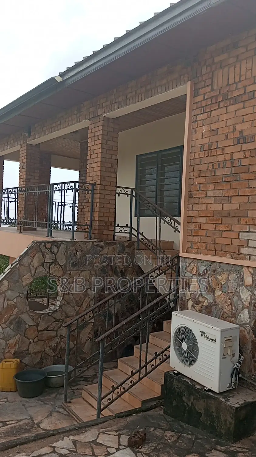 7bdrm Mansion in Ashongman, Ashomang Estate for Sale in Ashomang Estate