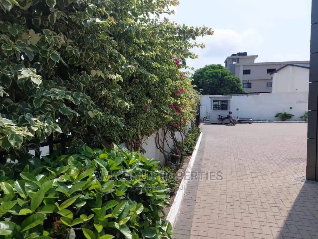 15 Bedrooms House Sit on 1 Acre Land
Good for at Labone in Labone