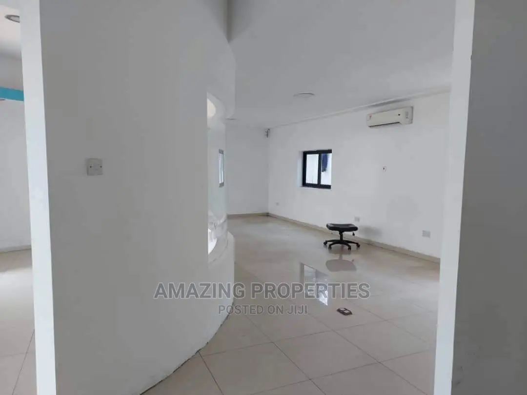 15 Bedrooms House Sit on 1 Acre Land
Good for at Labone in Labone