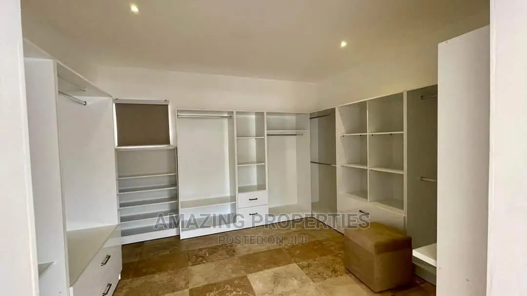 Furnished 4bdrm Townhouse / Terrace in Cantonments for Rent in Cantonments
