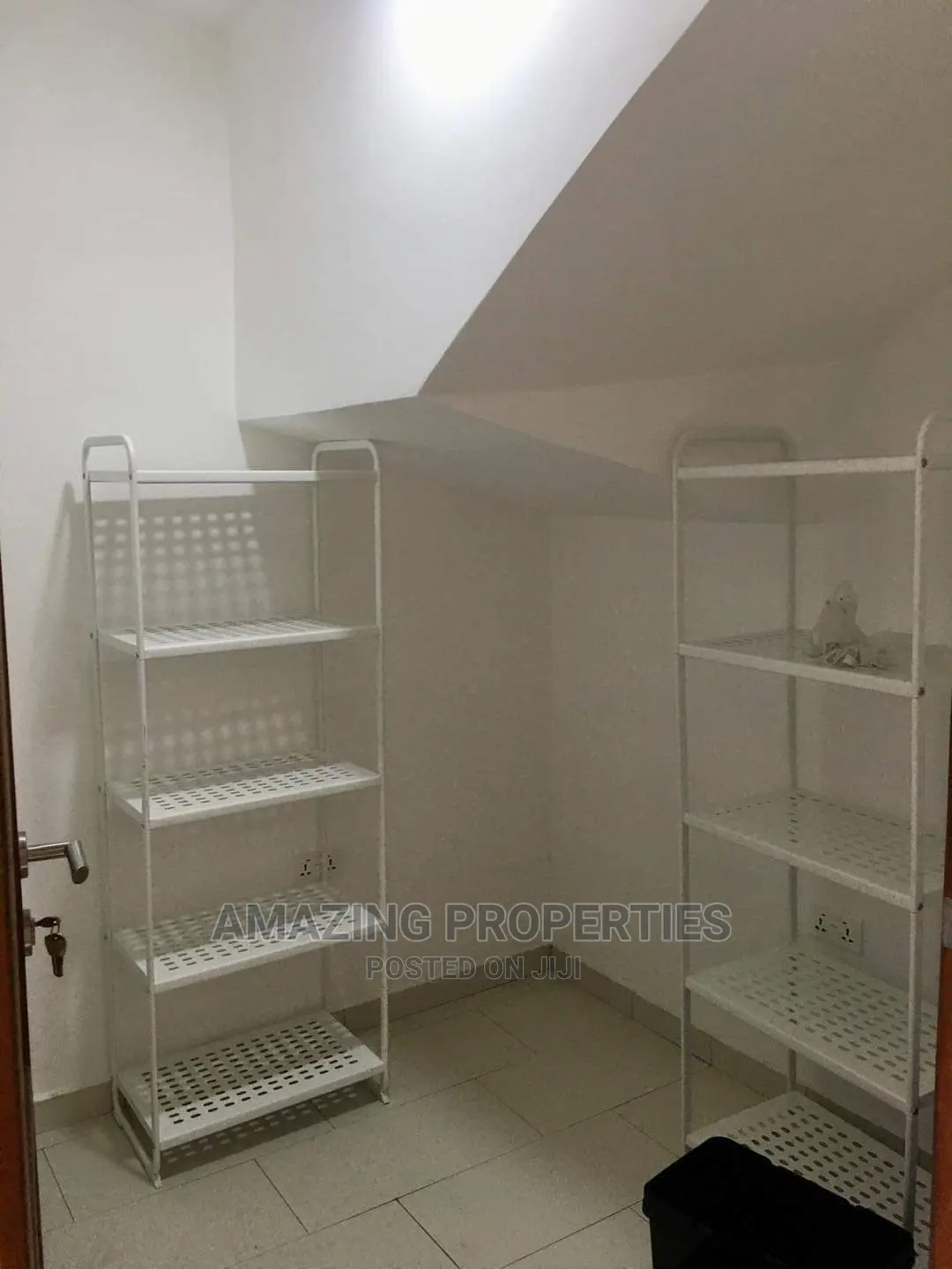 Furnished 4bdrm Townhouse / Terrace in Cantonments for Rent in Cantonments