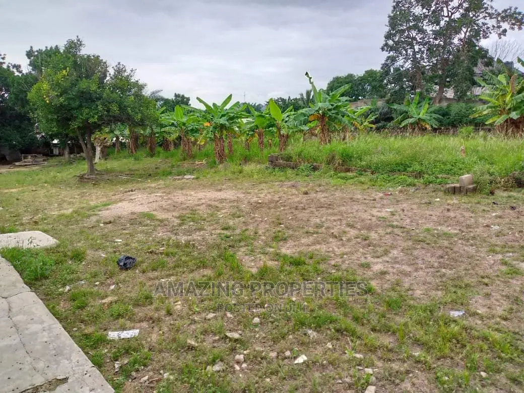 Land Size : 0.36 Acre
-Remaining Lease Years : 57 Years in Roman Ridge
