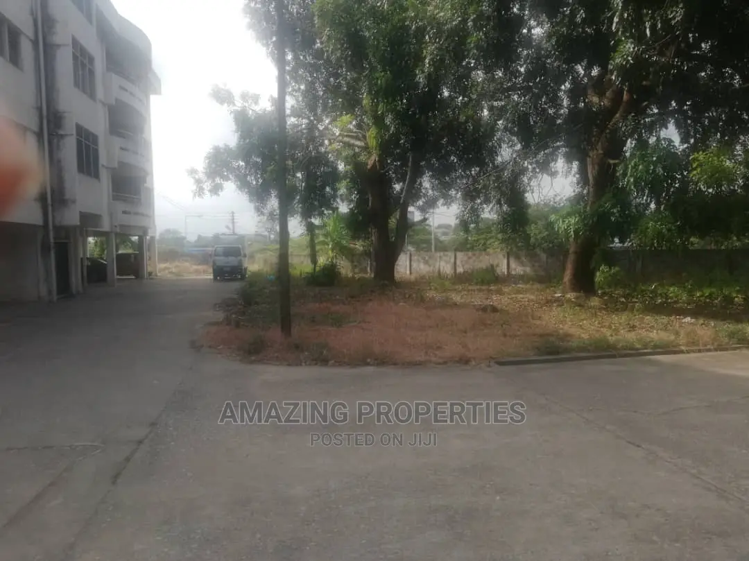 For Sale 30 Offices With Apartments Has Road at North Ridge in North Ridge