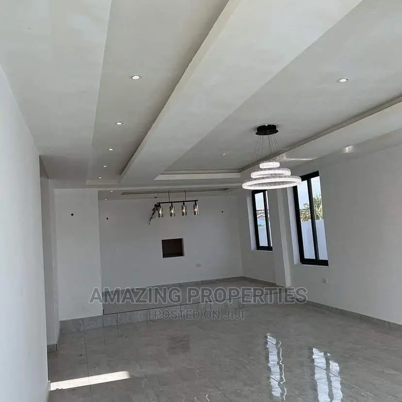 4bdrm House in East Legon(Ogbojo) Labone for Sale in Labone