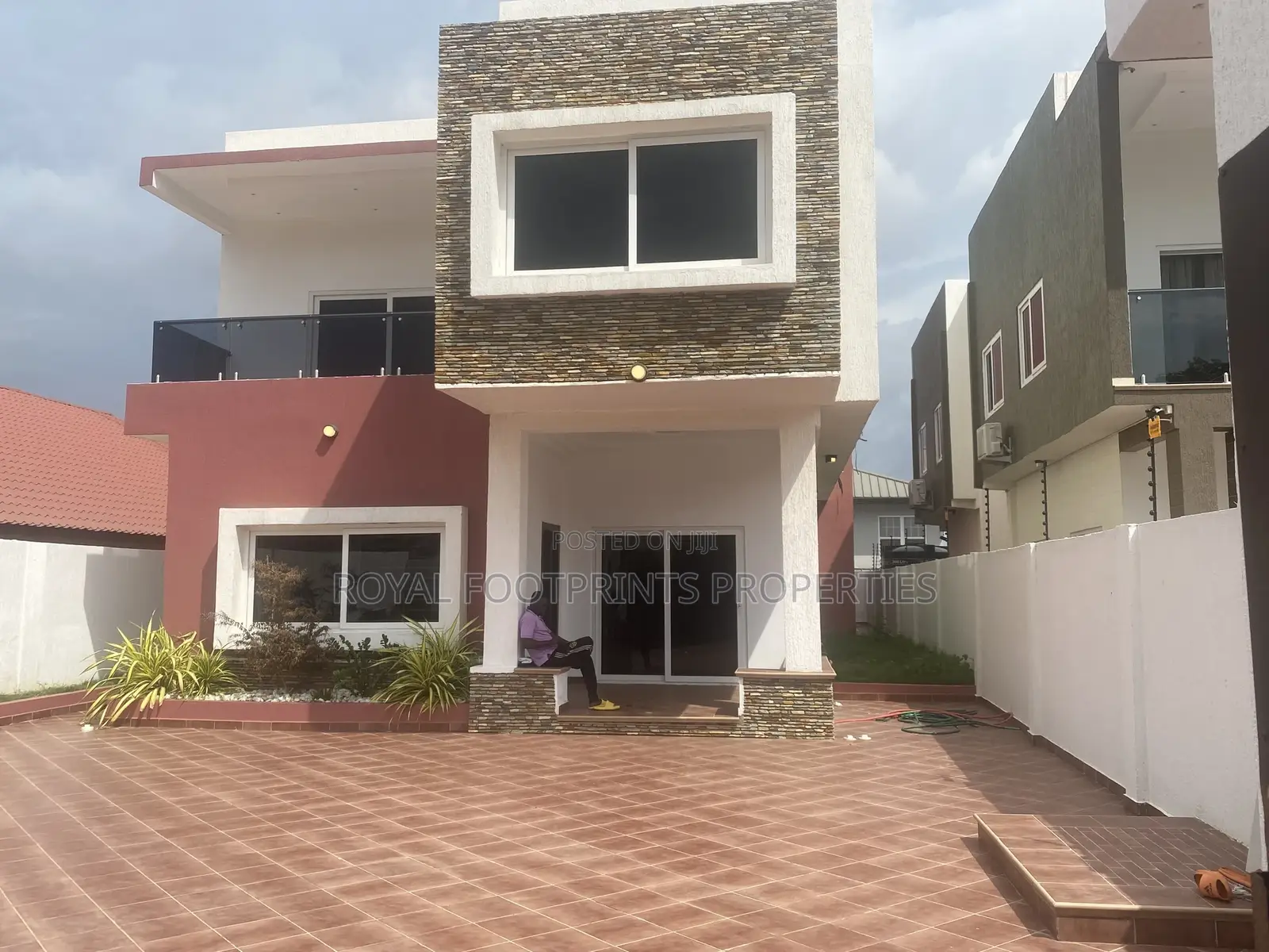 4bdrm House in Airport Residential Area for Sale in Airport Residential Area