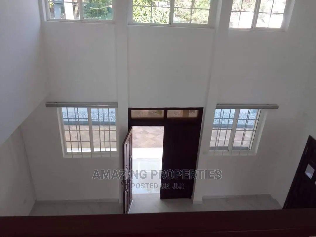 5bdrm House in 5Bedroom +2Bedroom, Cantonments for Sale in Cantonments