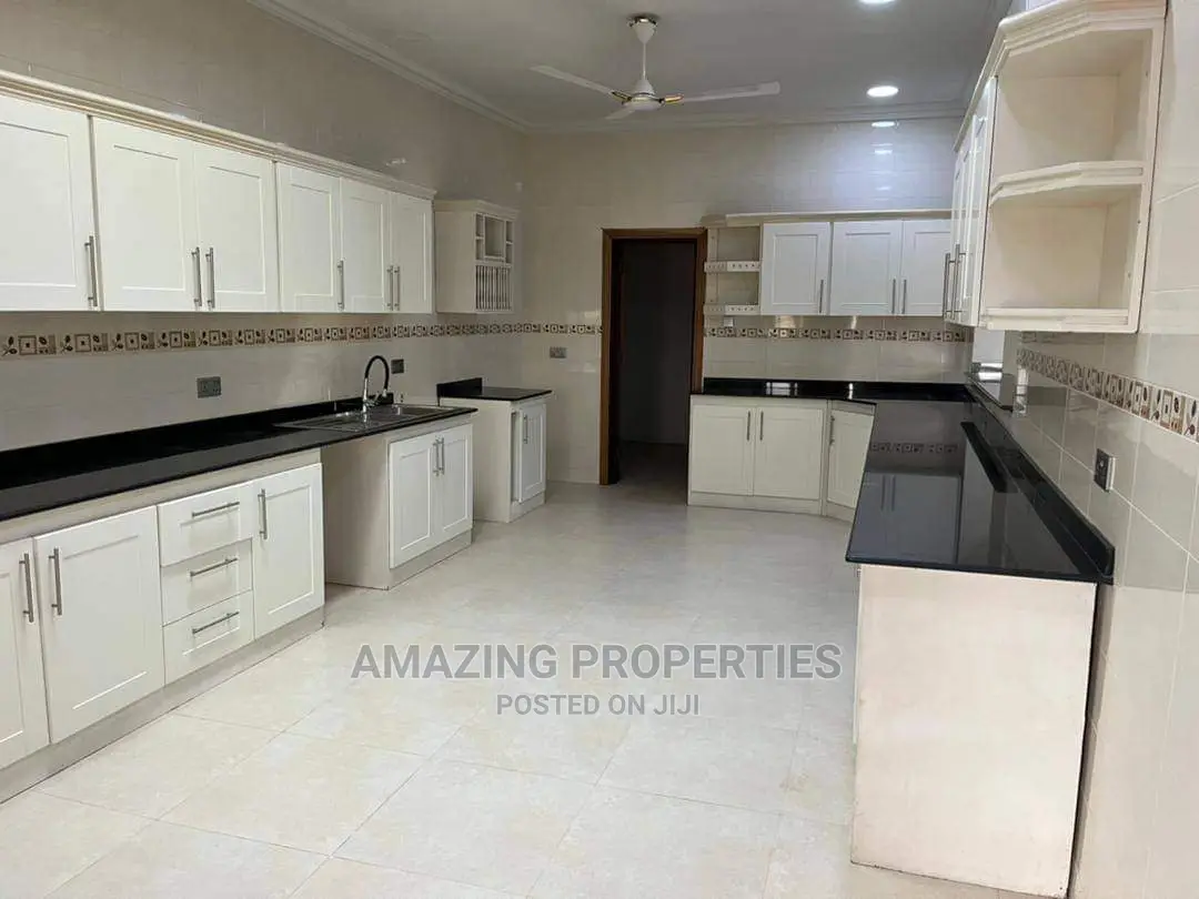 5bdrm House in 5Bedroom +2Bedroom, Cantonments for Sale in Cantonments