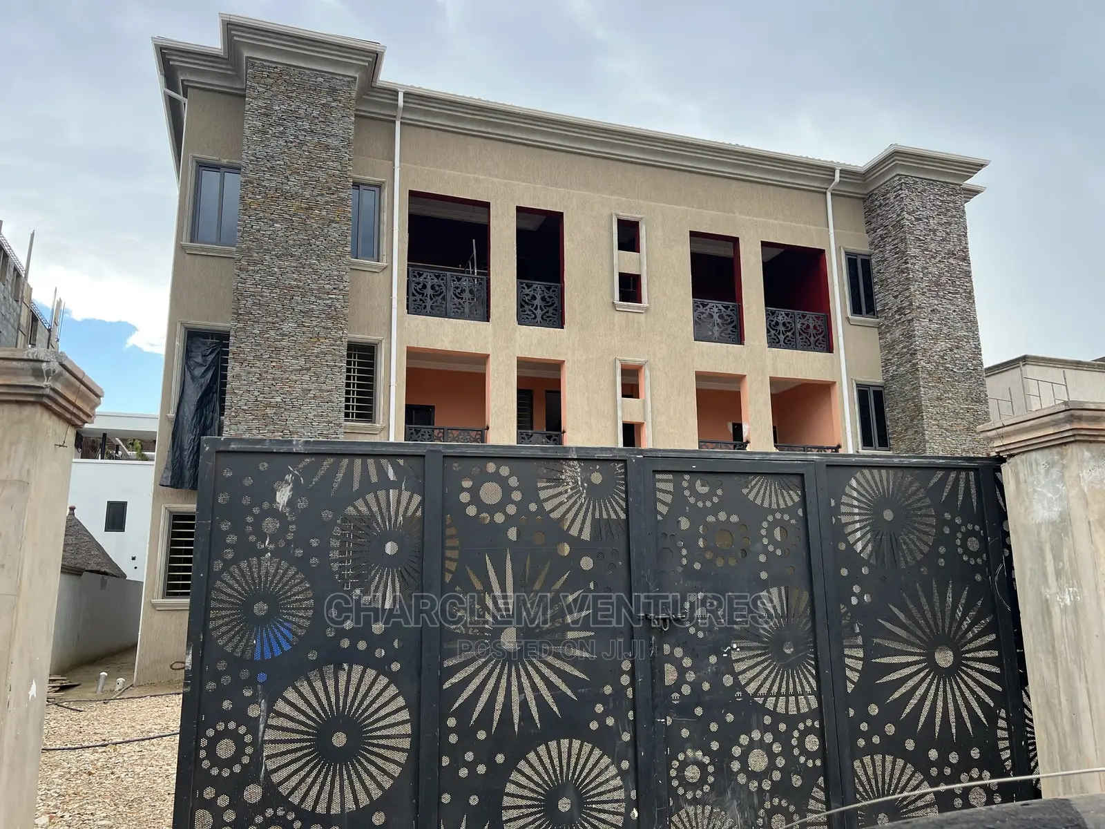 10bdrm Apartment in Oyarifa for Sale in Oyarifa