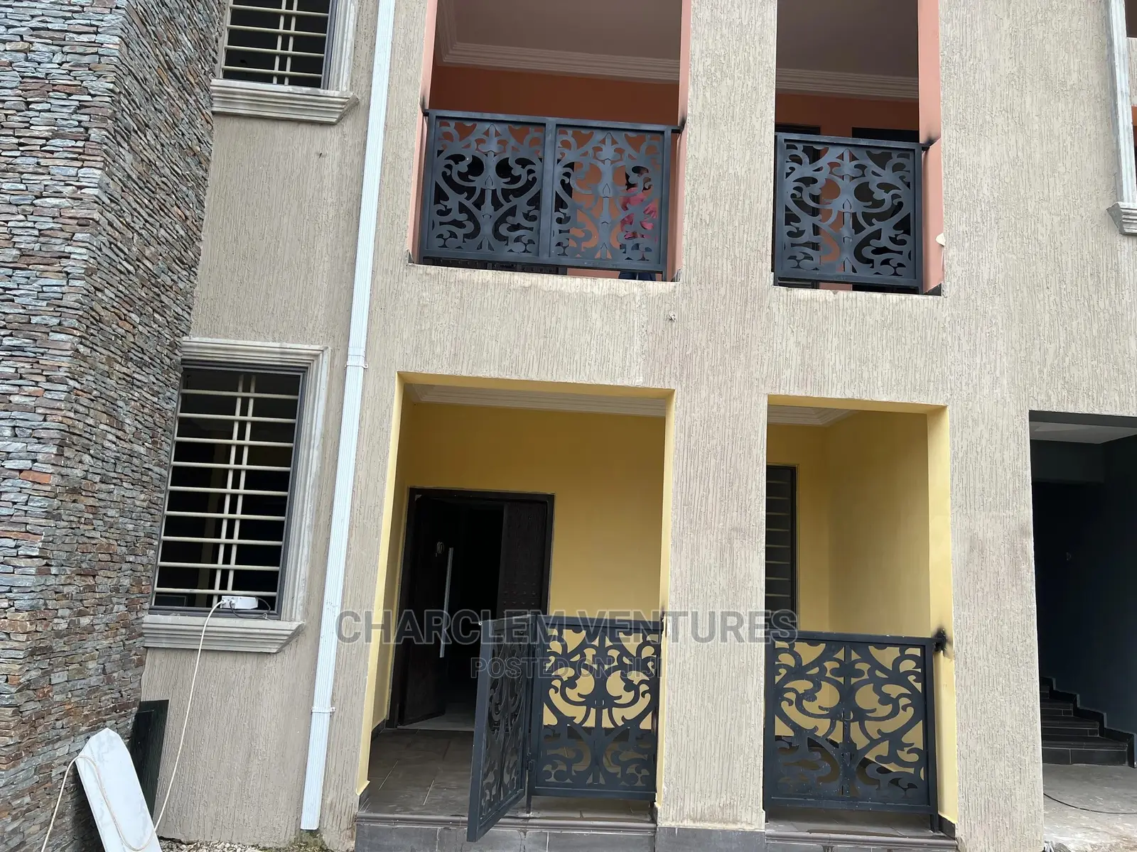 10bdrm Apartment in Oyarifa for Sale in Oyarifa