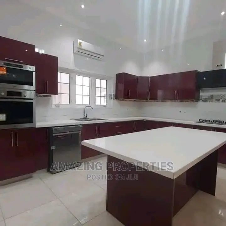 5bdrm House in 5 Bedroom House With for sale in Spintex