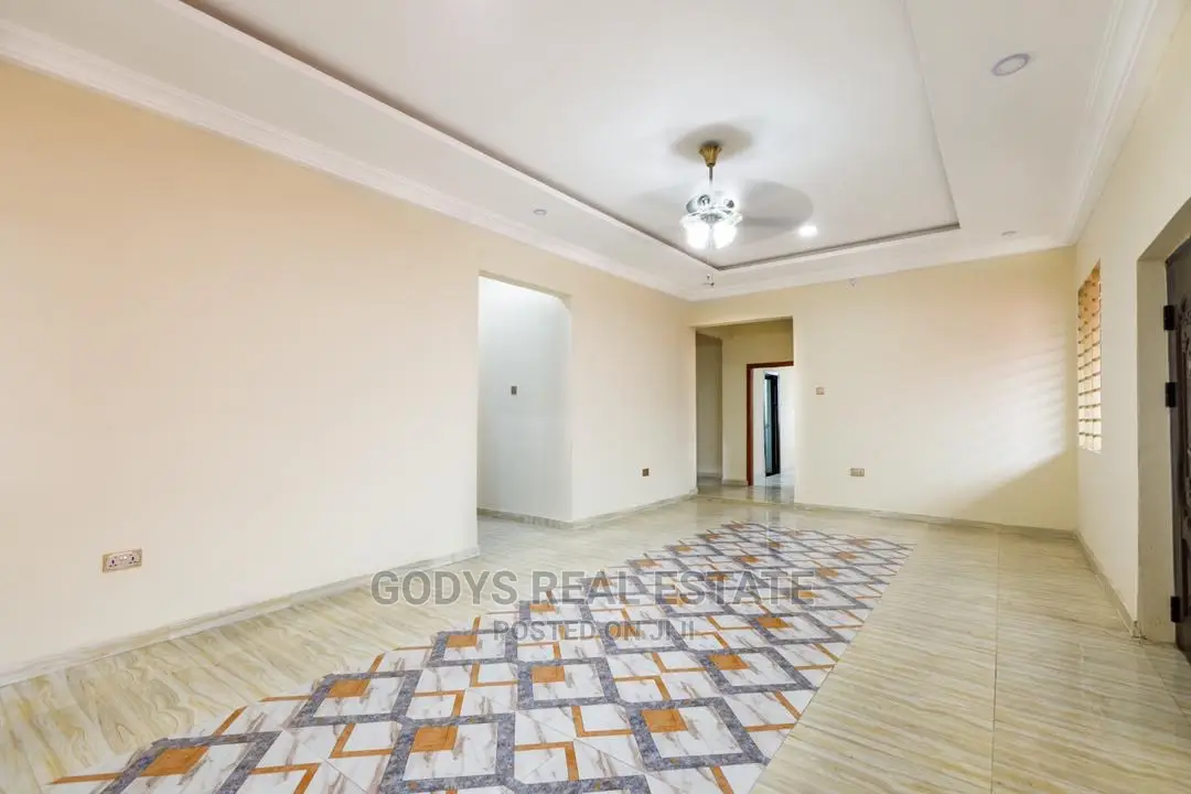2bdrm Apartment in Old Barrier, Weija for rent in Weija