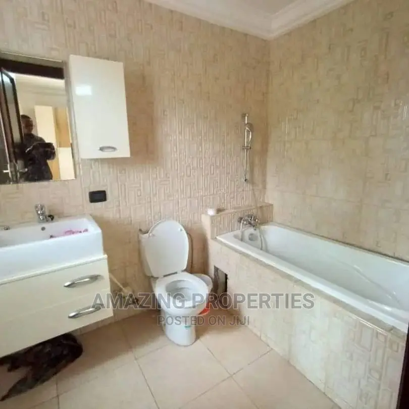 5bdrm House in 5 Bed House With a 3, East Legon for Sale in East Legon