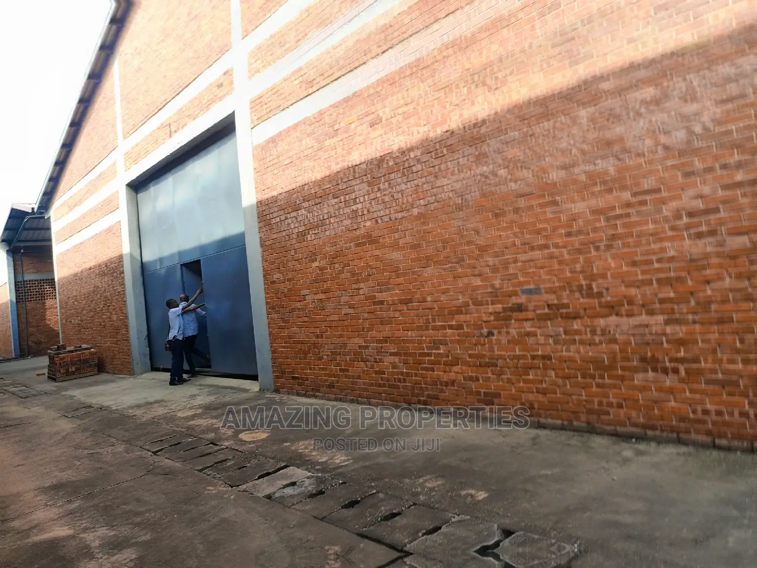 Warehouses to Let 1000 Square Meter at Dwowulu in Dworwulu