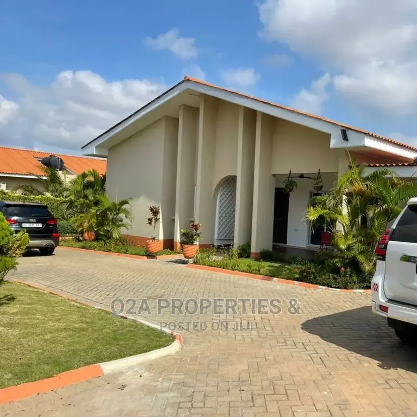 4bdrm House in Baatsona Total for Sale in Baatsona Total