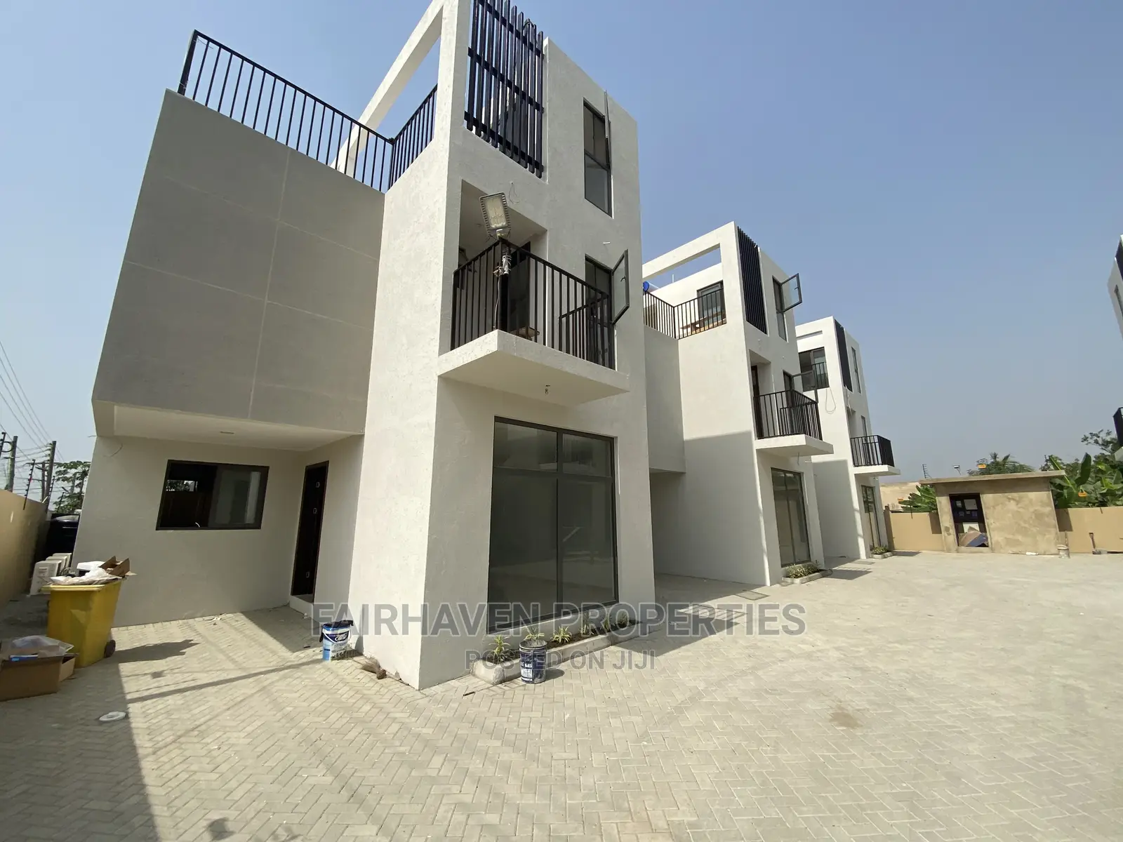 3bdrm Townhouse/Terrace in Tseaddo, Airport Residential Area for Sale in Airport Residential Area