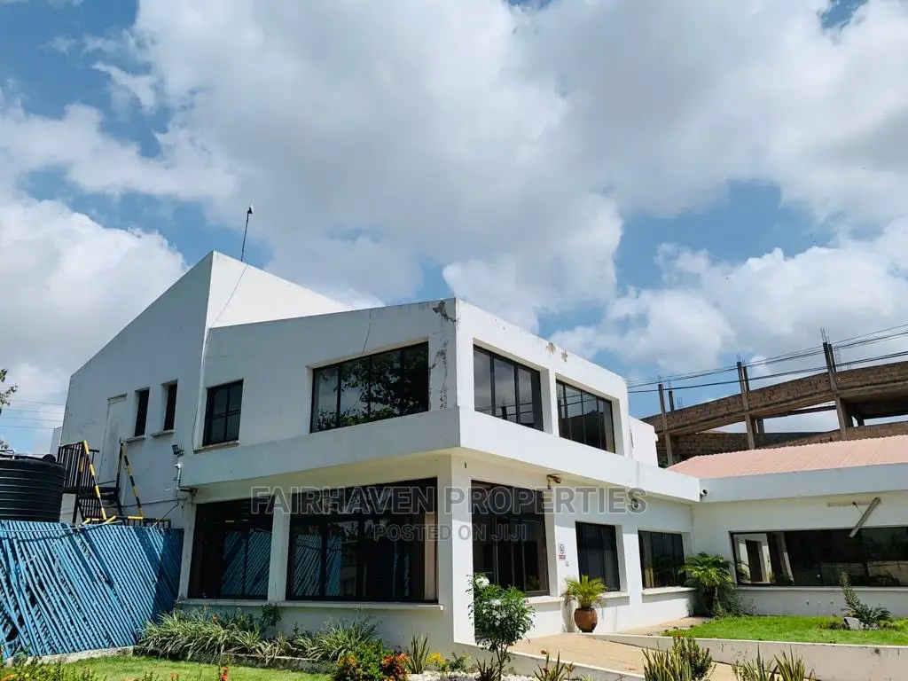 10bdrm House in Osu for Sale in Osu