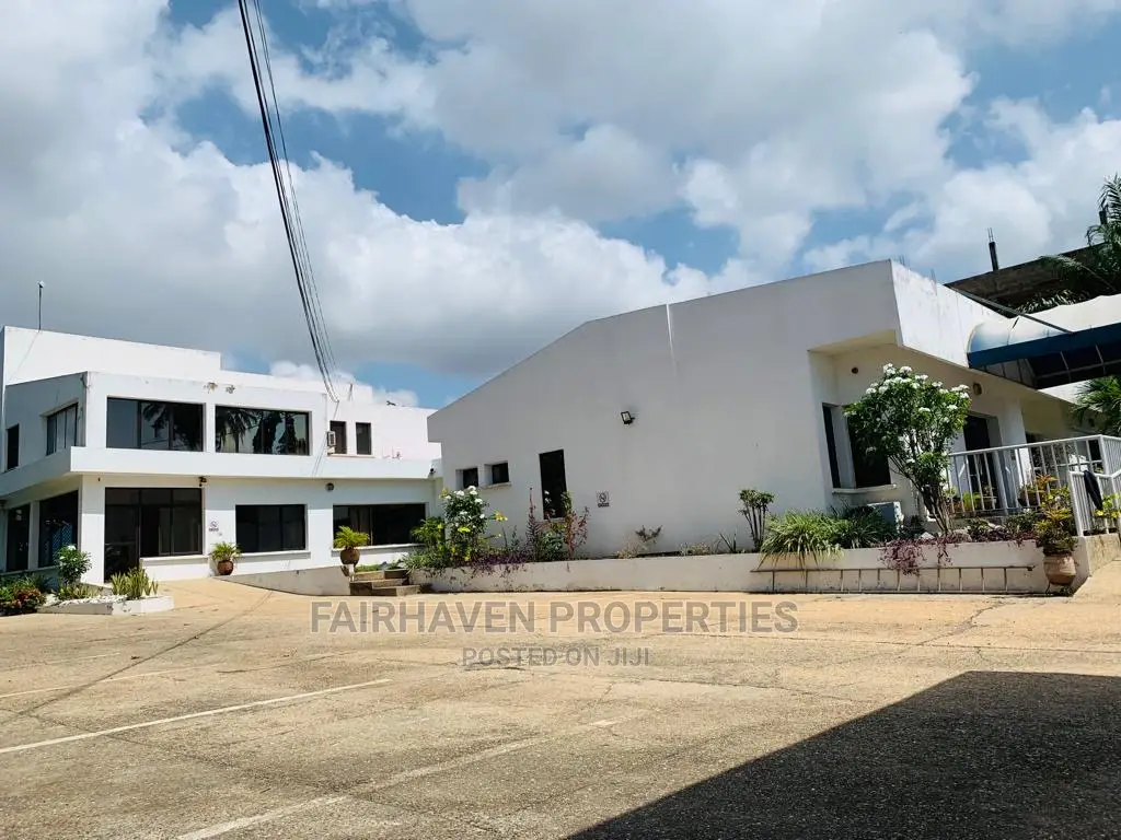 10bdrm House in Osu for Sale in Osu