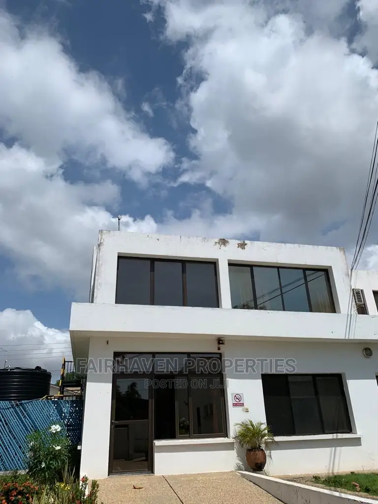 10bdrm House in Osu for Sale in Osu