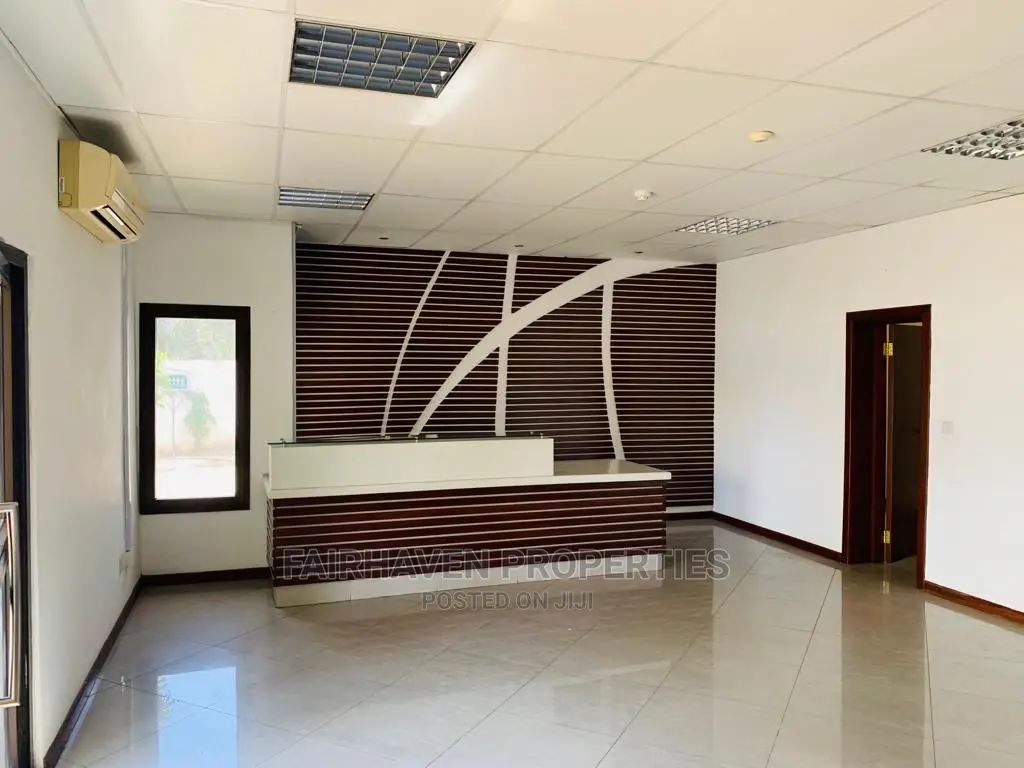 10bdrm House in Osu for Sale in Osu
