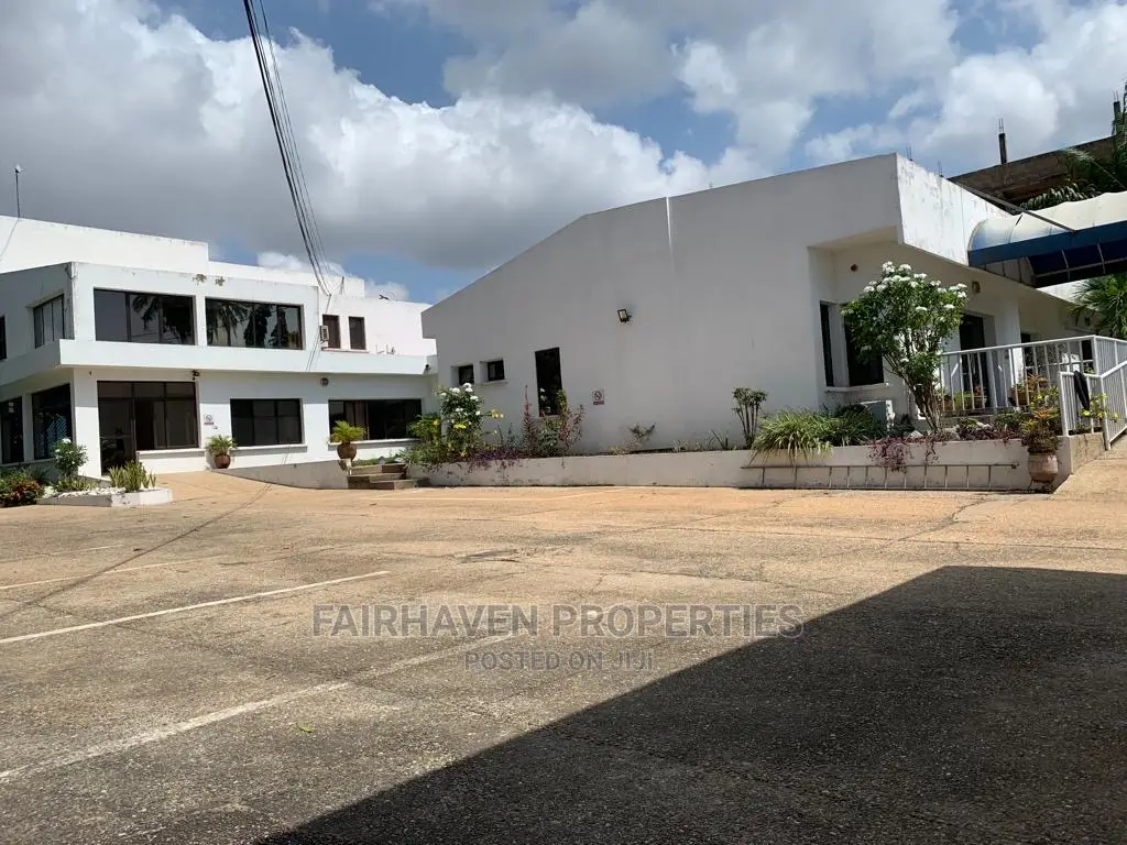 10bdrm House in Osu for Sale in Osu