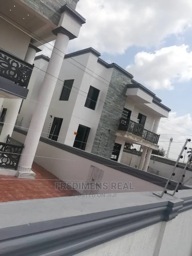 4bdrm House in Fredimens Real, Kumasi Metropolitan for Sale in Kumasi Metropolitan