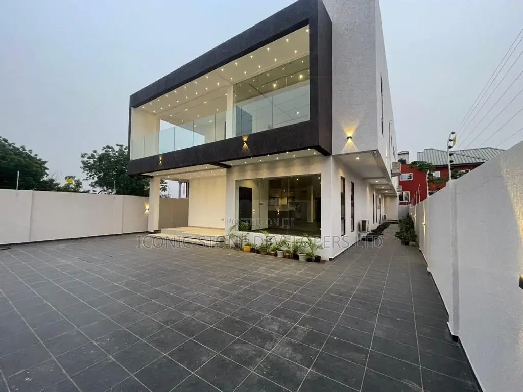 4bdrm Mansion in Adenta for Sale in Adenta