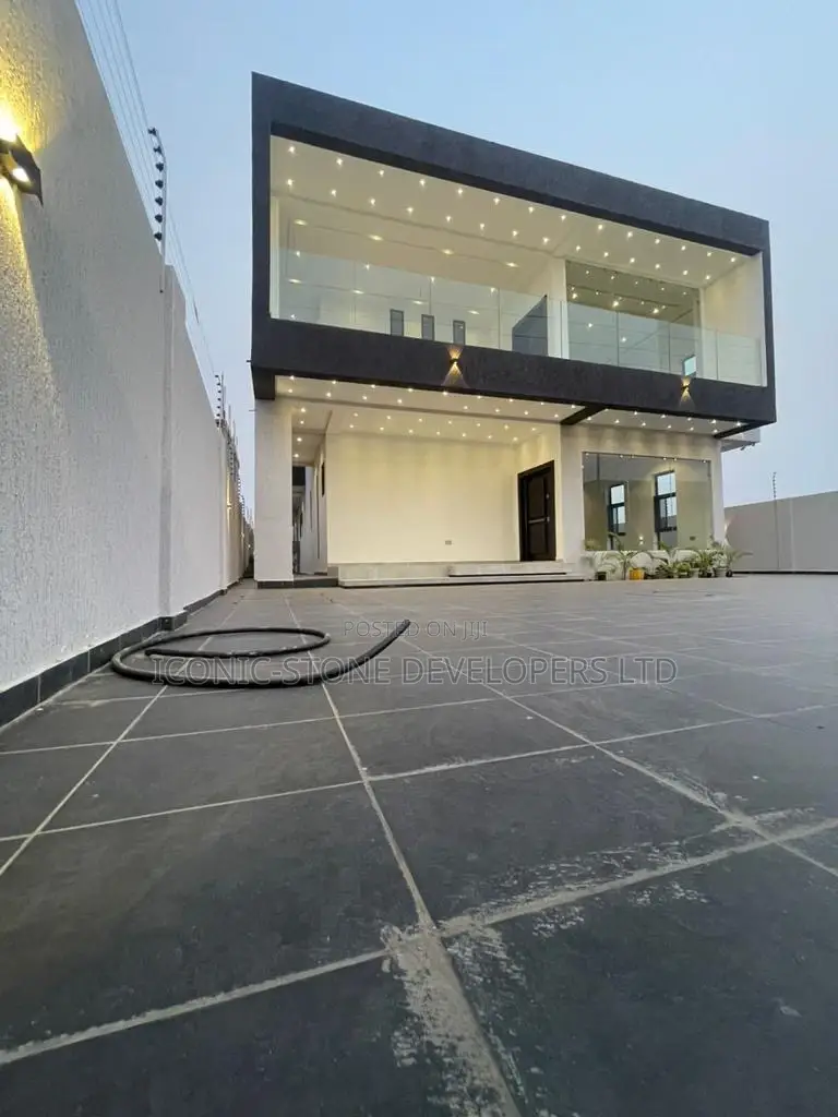 4bdrm Mansion in Adenta for Sale in Adenta