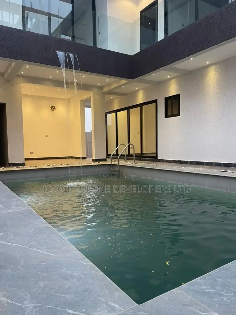 4bdrm Mansion in Adenta for Sale in Adenta