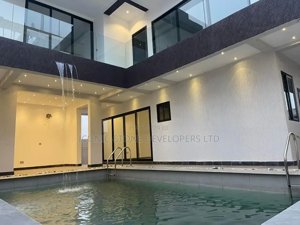 4bdrm Mansion in Adenta for Sale in Adenta