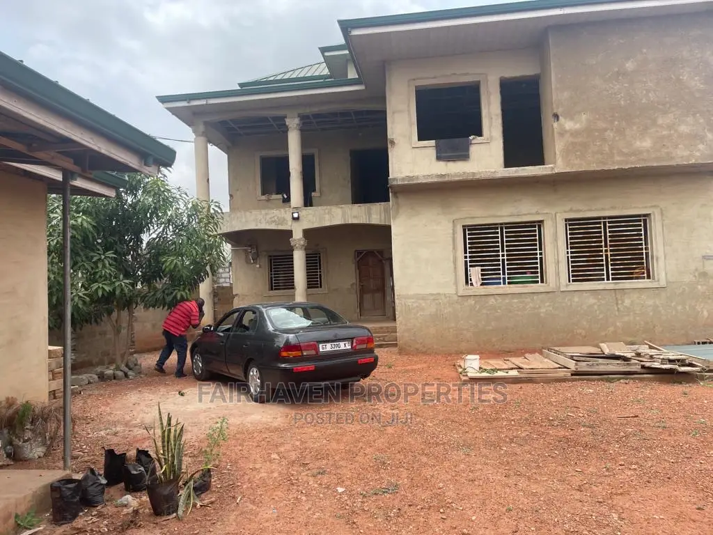 10bdrm House in Adenta for Sale in Adenta