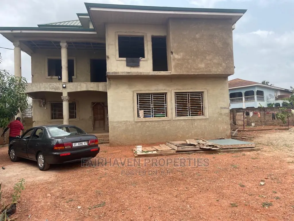 10bdrm House in Adenta for Sale in Adenta