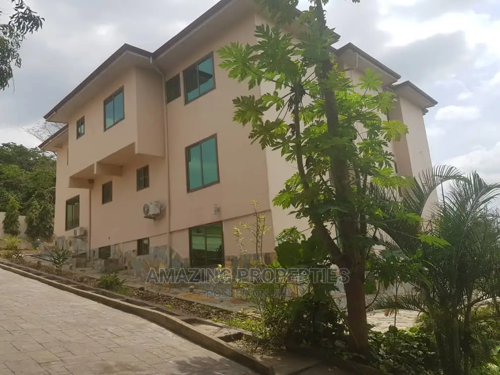7bdrm House in Akuapim South for sale in Akuapim South