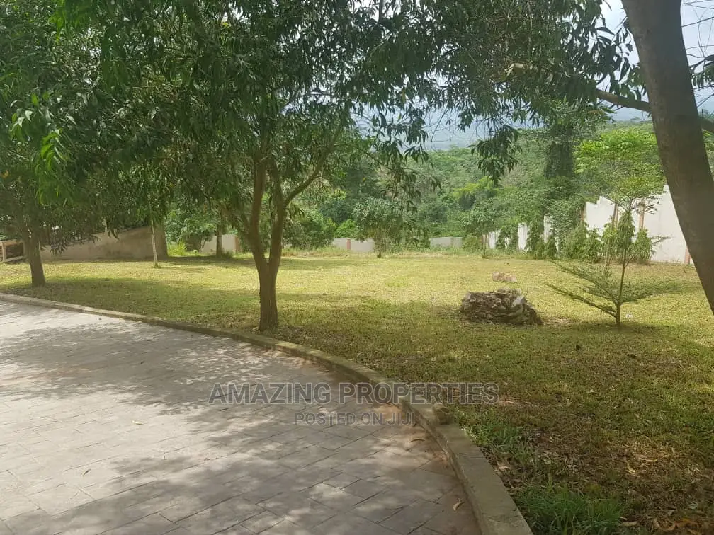 7bdrm House in Akuapim South for sale in Akuapim South