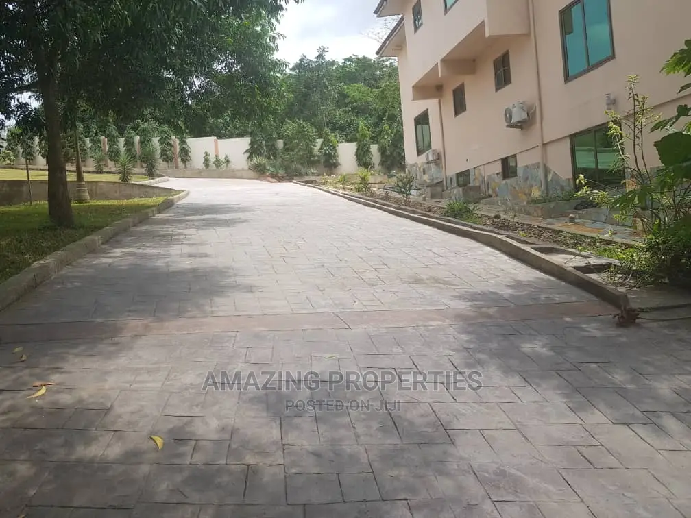 7bdrm House in Akuapim South for sale in Akuapim South