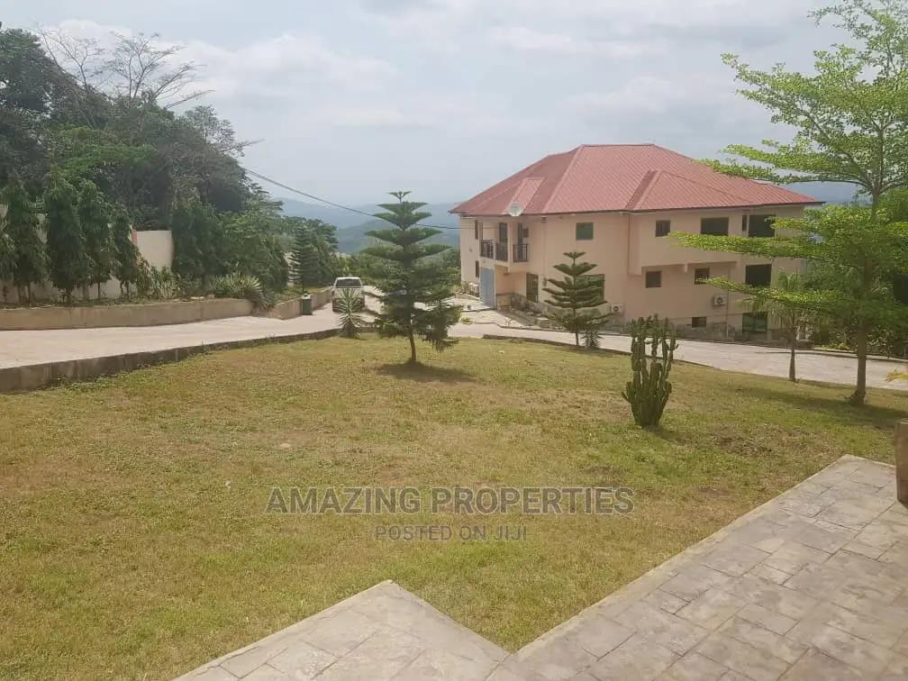 7bdrm House in Akuapim South for sale in Akuapim South