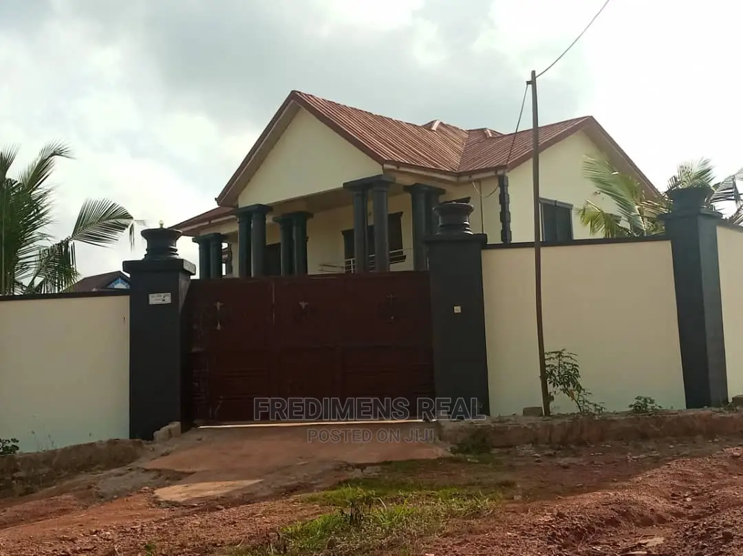 8bdrm House in Fredimens Real, Kumasi Metropolitan for Sale in Kumasi Metropolitan