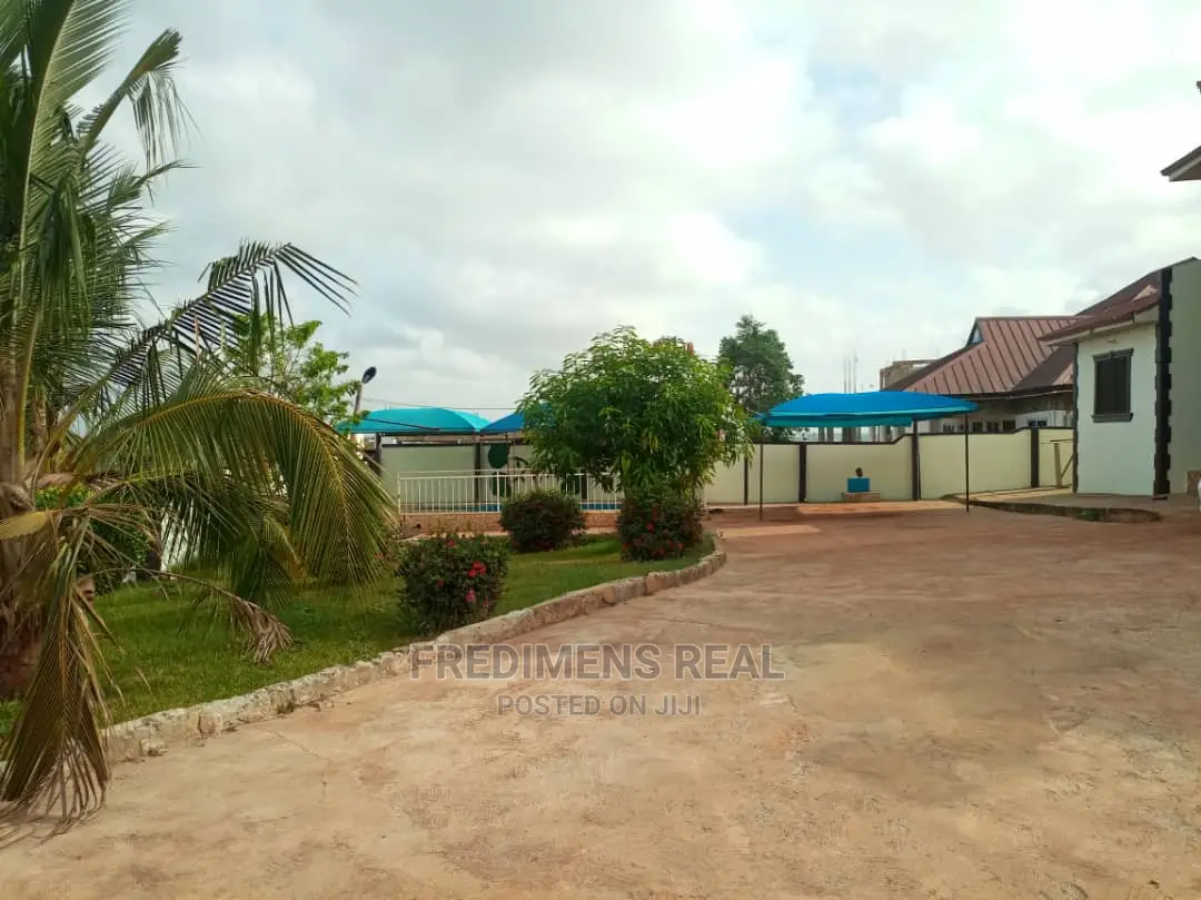 8bdrm House in Fredimens Real, Kumasi Metropolitan for Sale in Kumasi Metropolitan