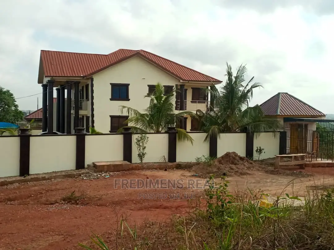 8bdrm House in Fredimens Real, Kumasi Metropolitan for Sale in Kumasi Metropolitan