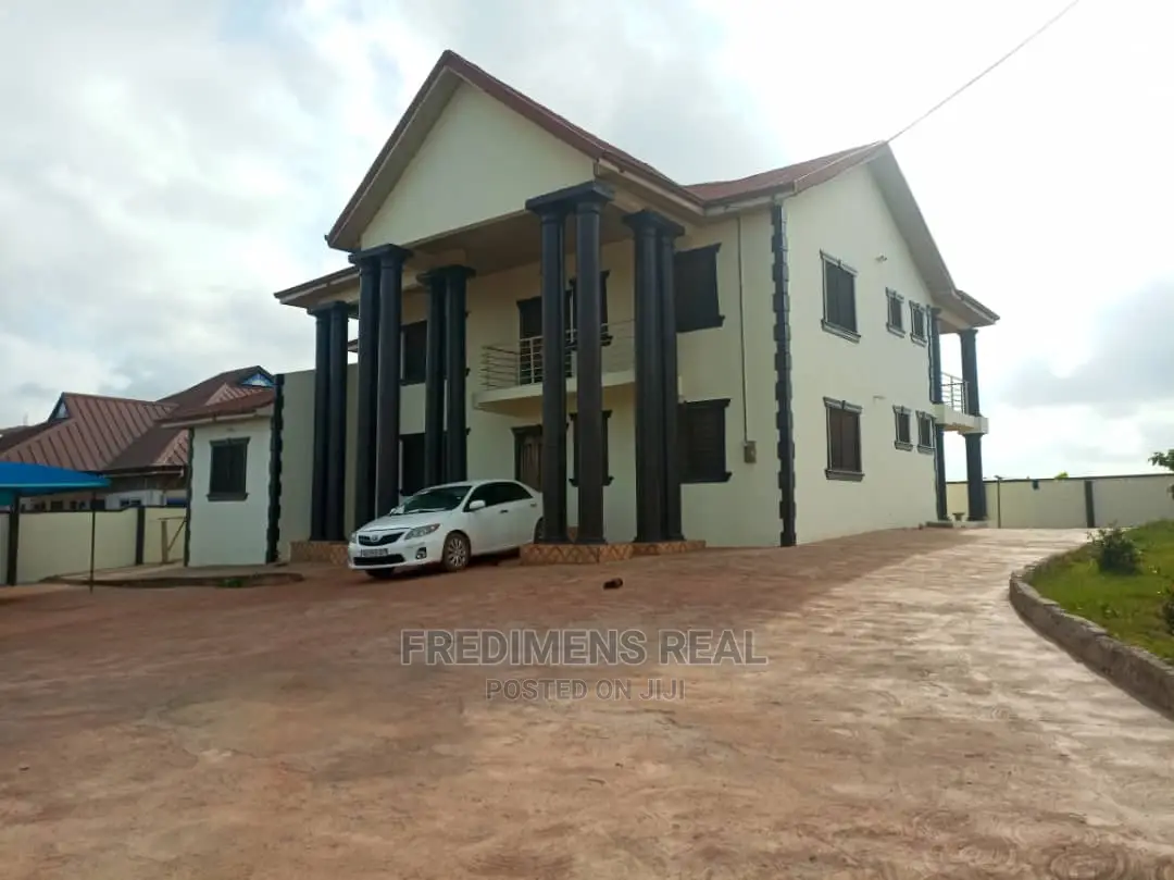 8bdrm House in Fredimens Real, Kumasi Metropolitan for Sale in Kumasi Metropolitan
