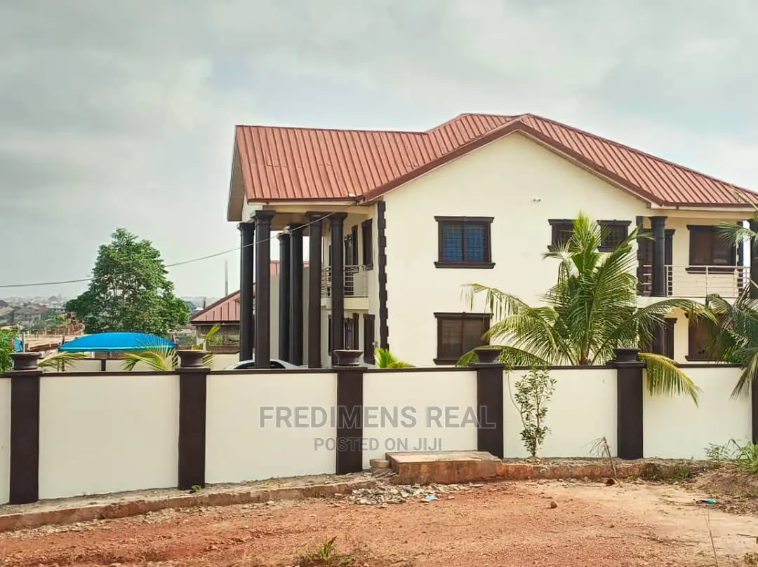 8bdrm House in Fredimens Real, Kumasi Metropolitan for Sale in Kumasi Metropolitan