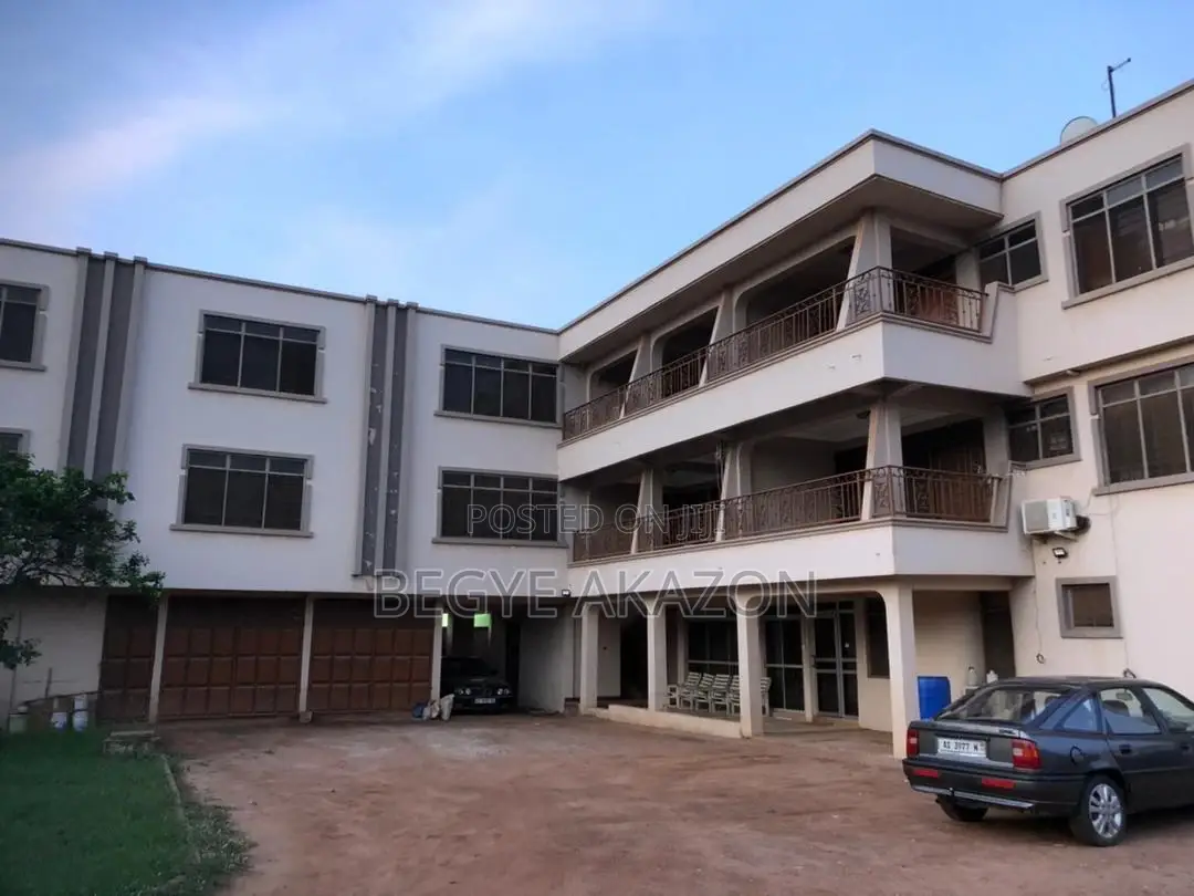 10bdrm Block of Flats in Frafraha, Adenta for sale in Adenta