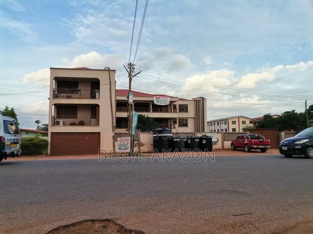 10bdrm Block of Flats in Frafraha, Adenta for sale in Adenta