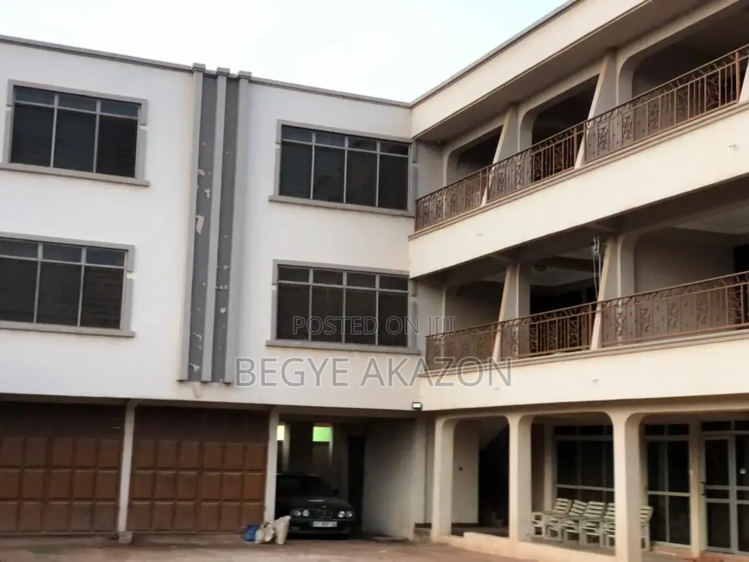 10bdrm Block of Flats in Frafraha, Adenta for sale in Adenta