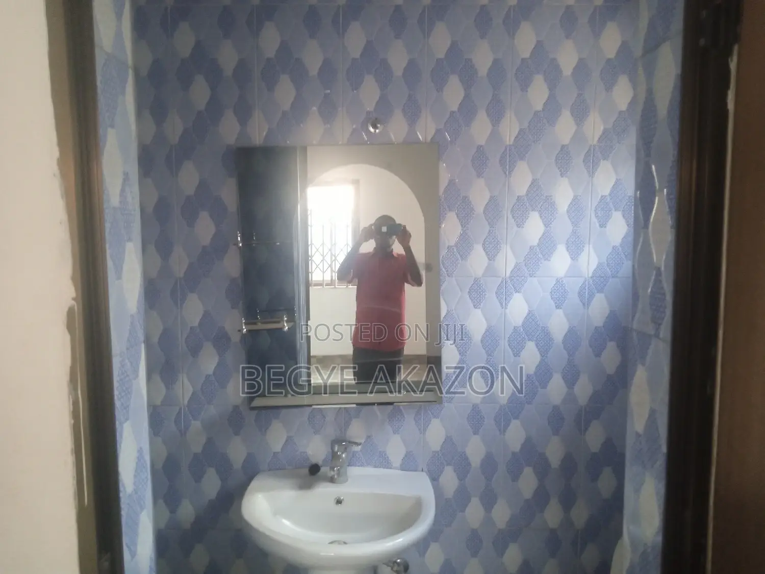 10bdrm Block of Flats in Frafraha, Adenta for sale in Adenta