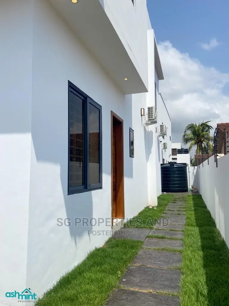 4bdrm Mansion in Community 18 Spintex for Sale in Spintex