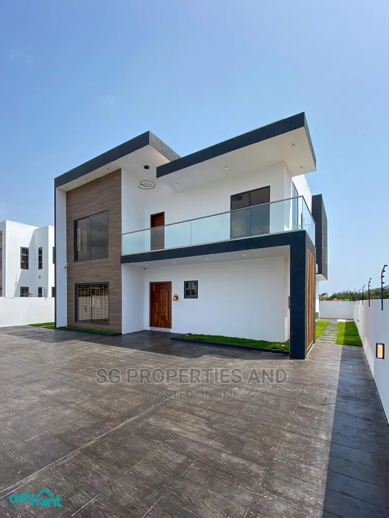 4bdrm Mansion in Community 18 Spintex for Sale in Spintex