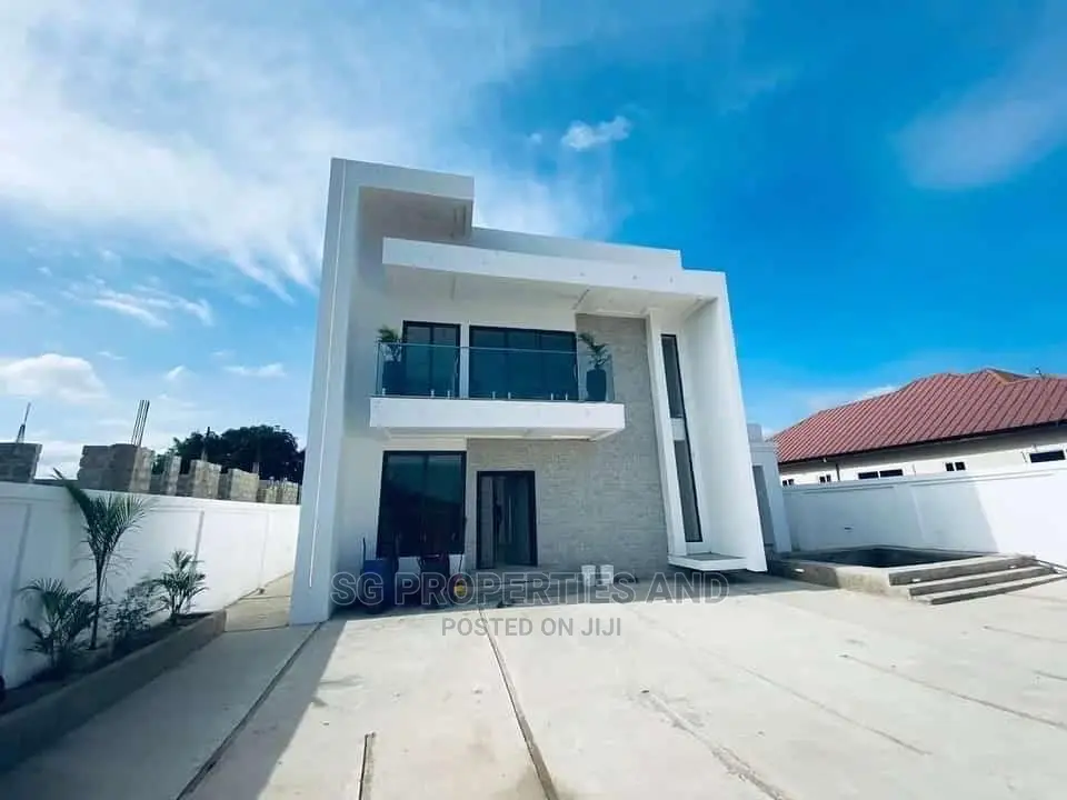 4bdrm Mansion in Community 20, Spintex for Sale in Spintex