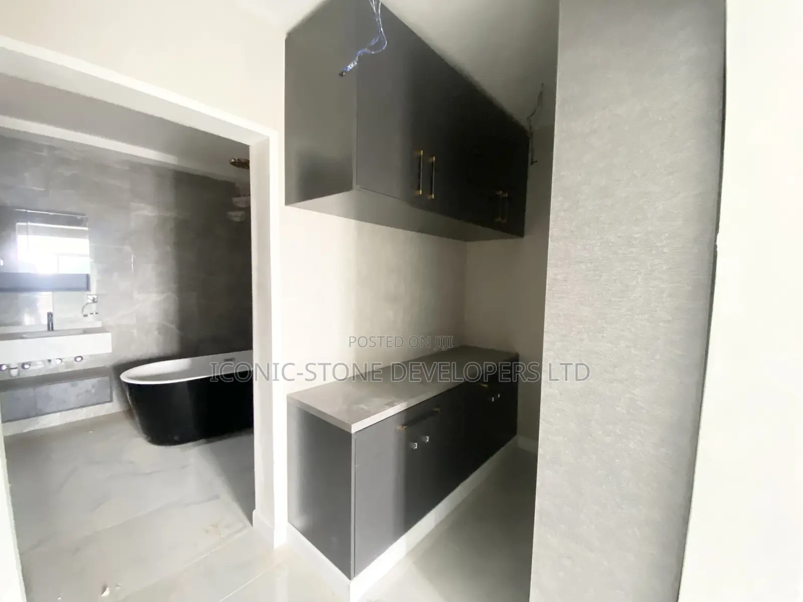 4bdrm House in Lakeside, Ashaley Botwe for Sale in Ashaley Botwe